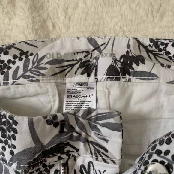 White shorts gray floral pattern size 0 old navy - Picture 2 of 4